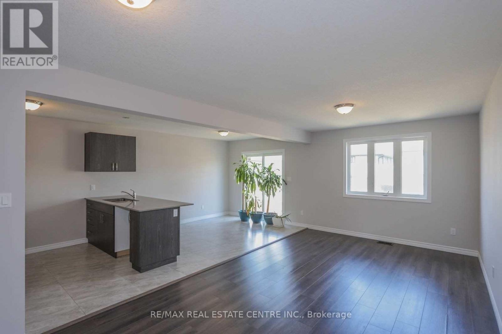 Upper - 1890 Foxridge Crescent, London North, Ontario  N6G 0L7 - Photo 6 - X12453433