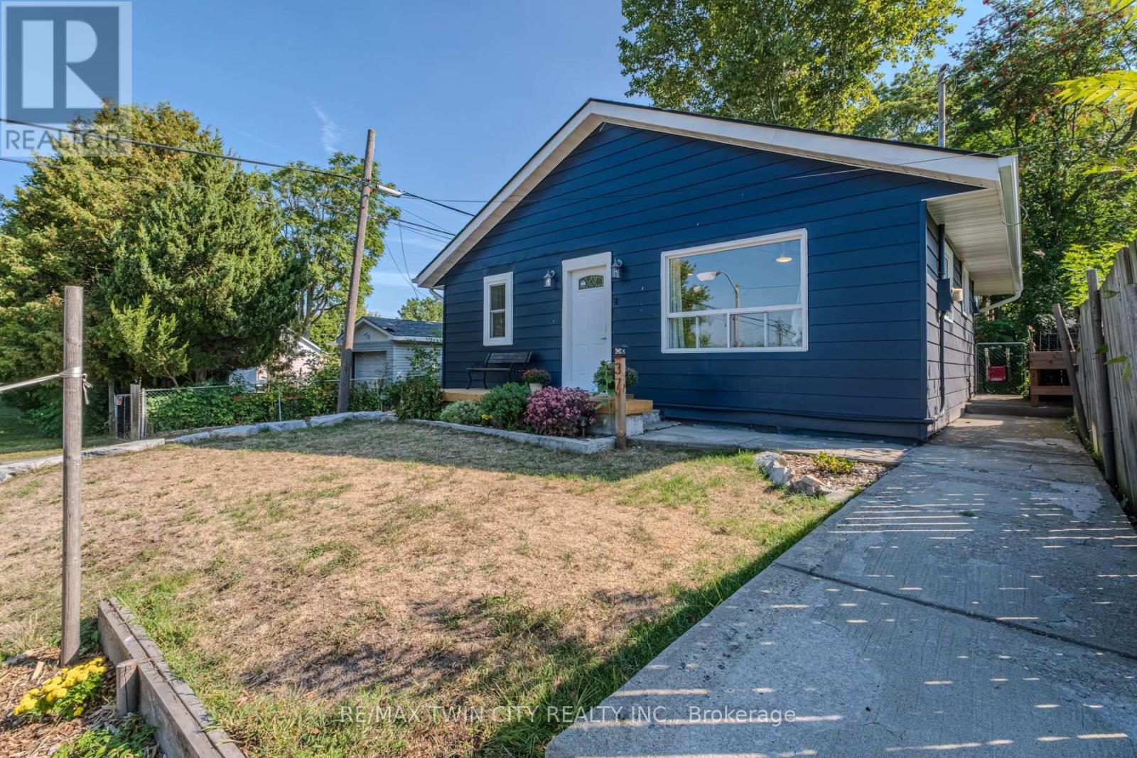 37 Twelfth Avenue, Brantford, Ontario  N3S 6P1 - Photo 3 - X12453440
