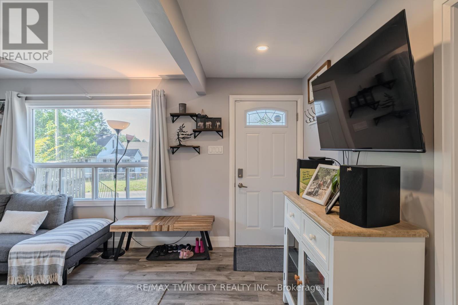37 Twelfth Avenue, Brantford, Ontario  N3S 6P1 - Photo 6 - X12453440