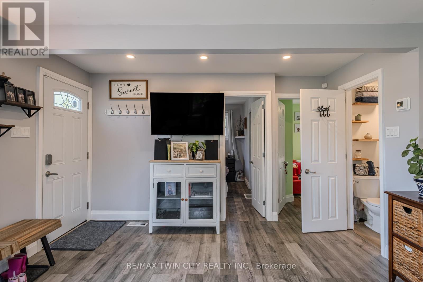 37 Twelfth Avenue, Brantford, Ontario  N3S 6P1 - Photo 8 - X12453440