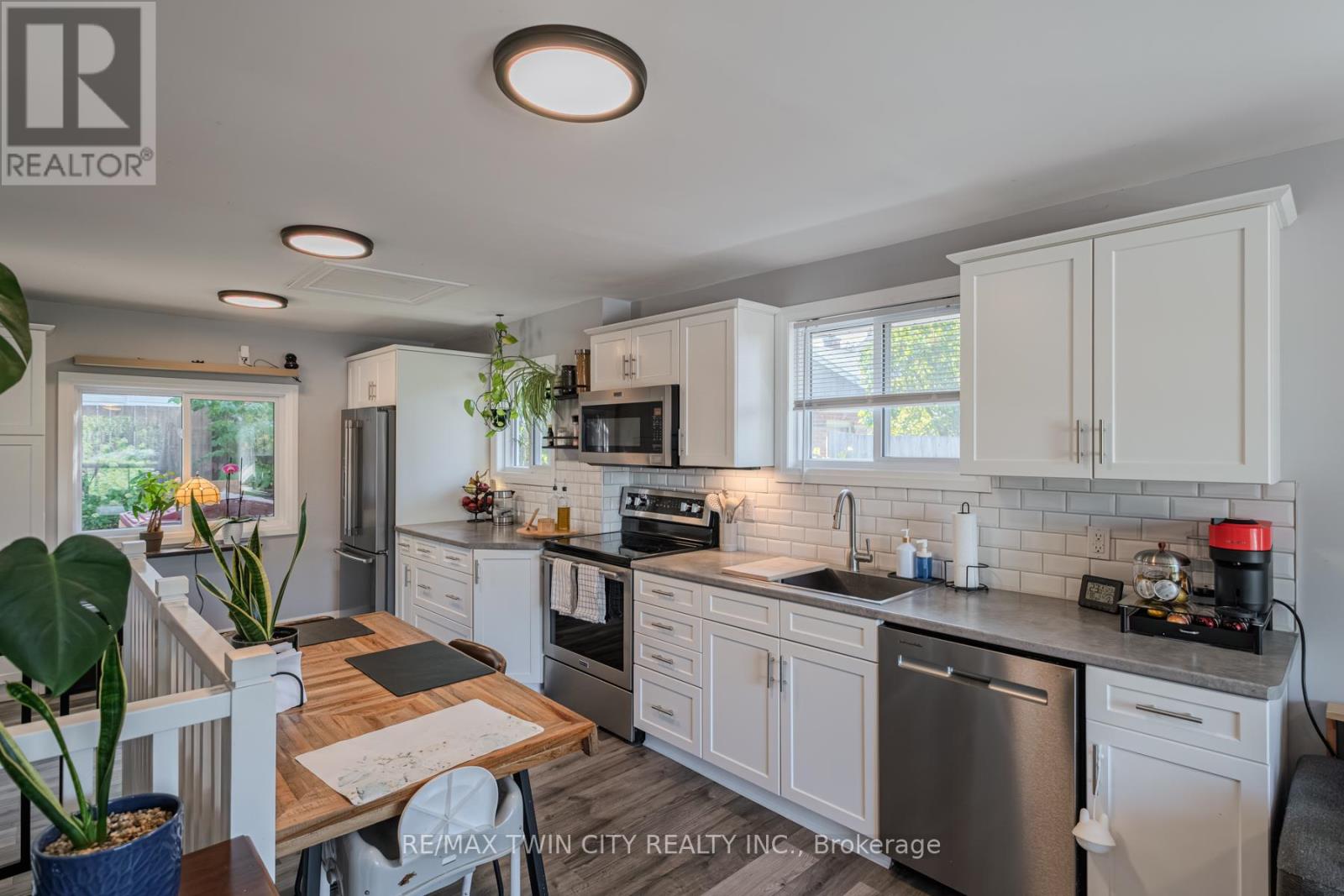 37 Twelfth Avenue, Brantford, Ontario  N3S 6P1 - Photo 9 - X12453440