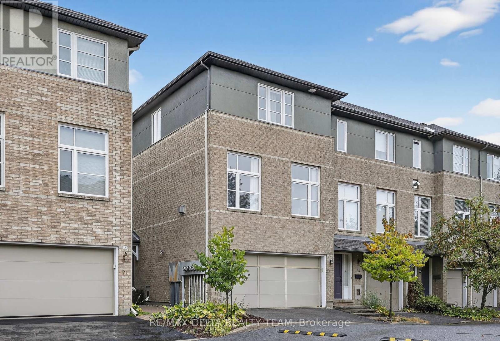 63 Highwood Private, Ottawa, Ontario  K1K 4X6 - Photo 1 - X12453454
