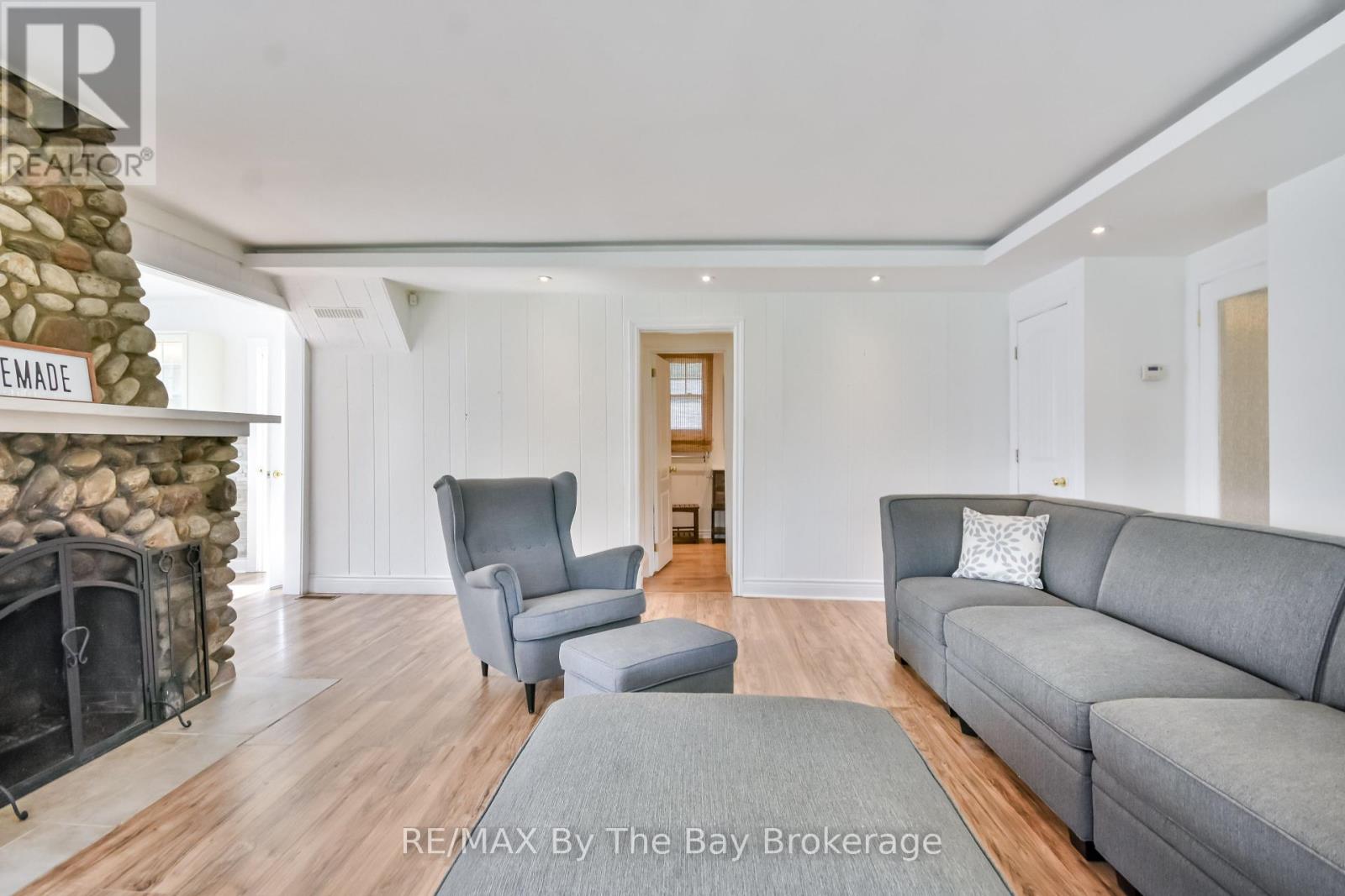 1067 Mosley Street, Wasaga Beach, Ontario  L9Z 2G7 - Photo 11 - S12453479