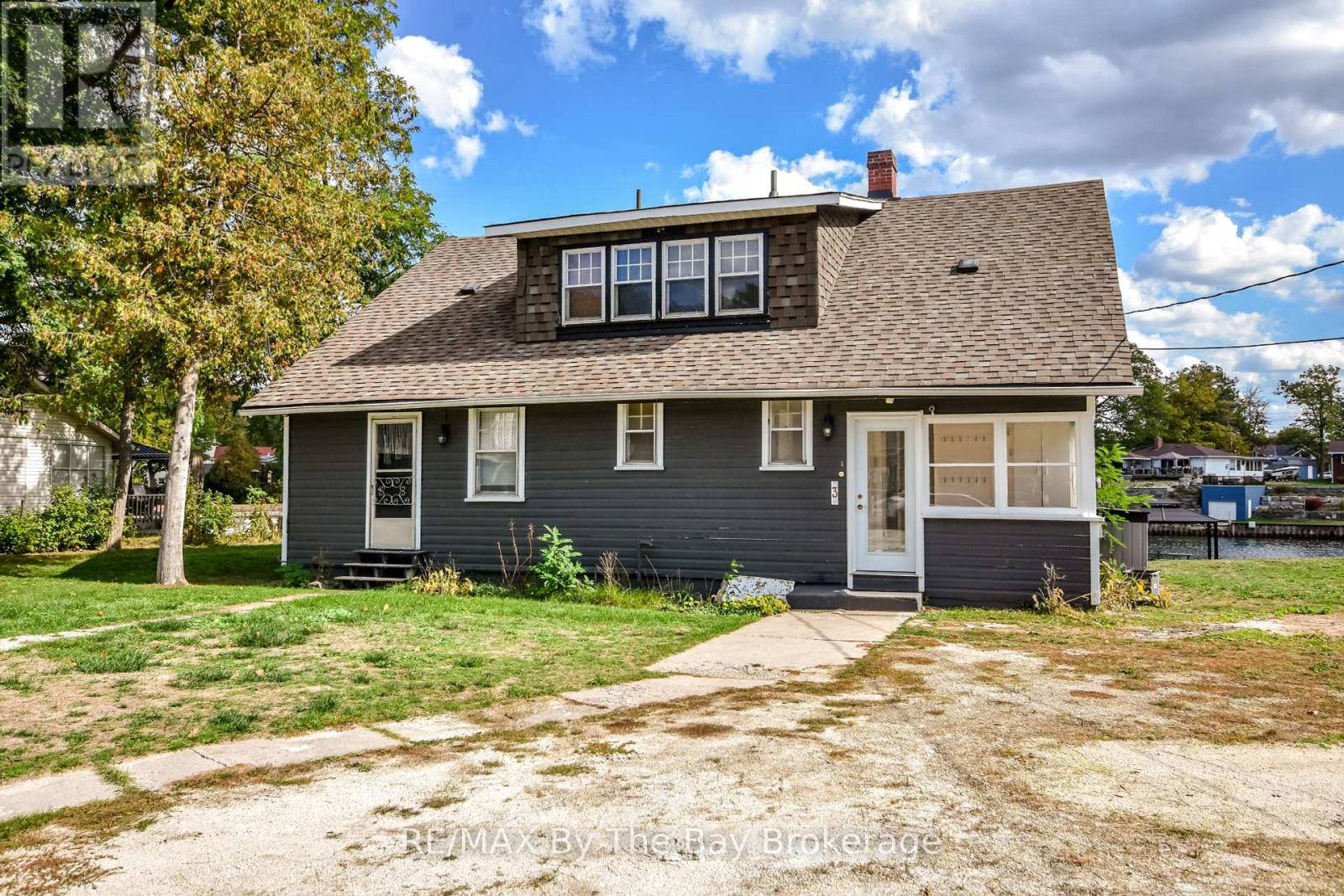 1067 Mosley Street, Wasaga Beach, Ontario  L9Z 2G7 - Photo 2 - S12453479