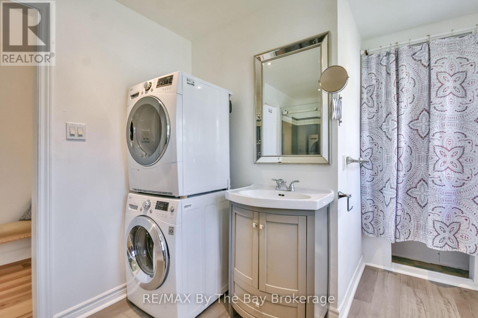 1067 Mosley Street, Wasaga Beach, Ontario  L9Z 2G7 - Photo 32 - S12453479
