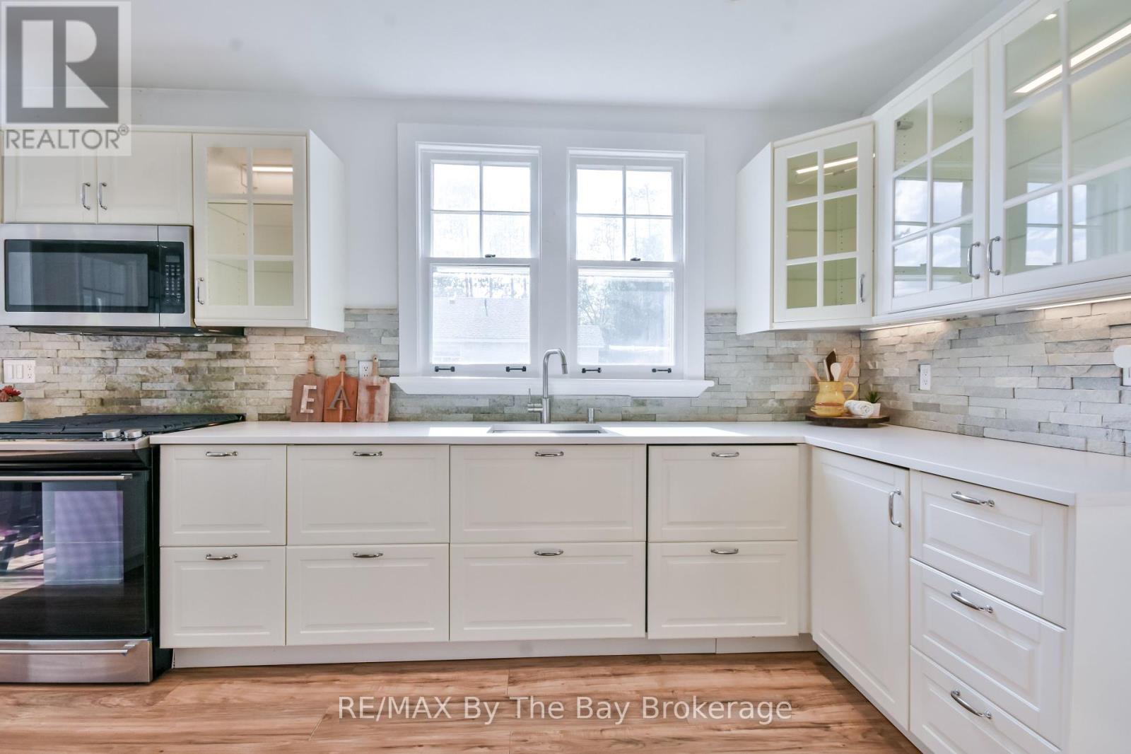 1067 Mosley Street, Wasaga Beach, Ontario  L9Z 2G7 - Photo 4 - S12453479