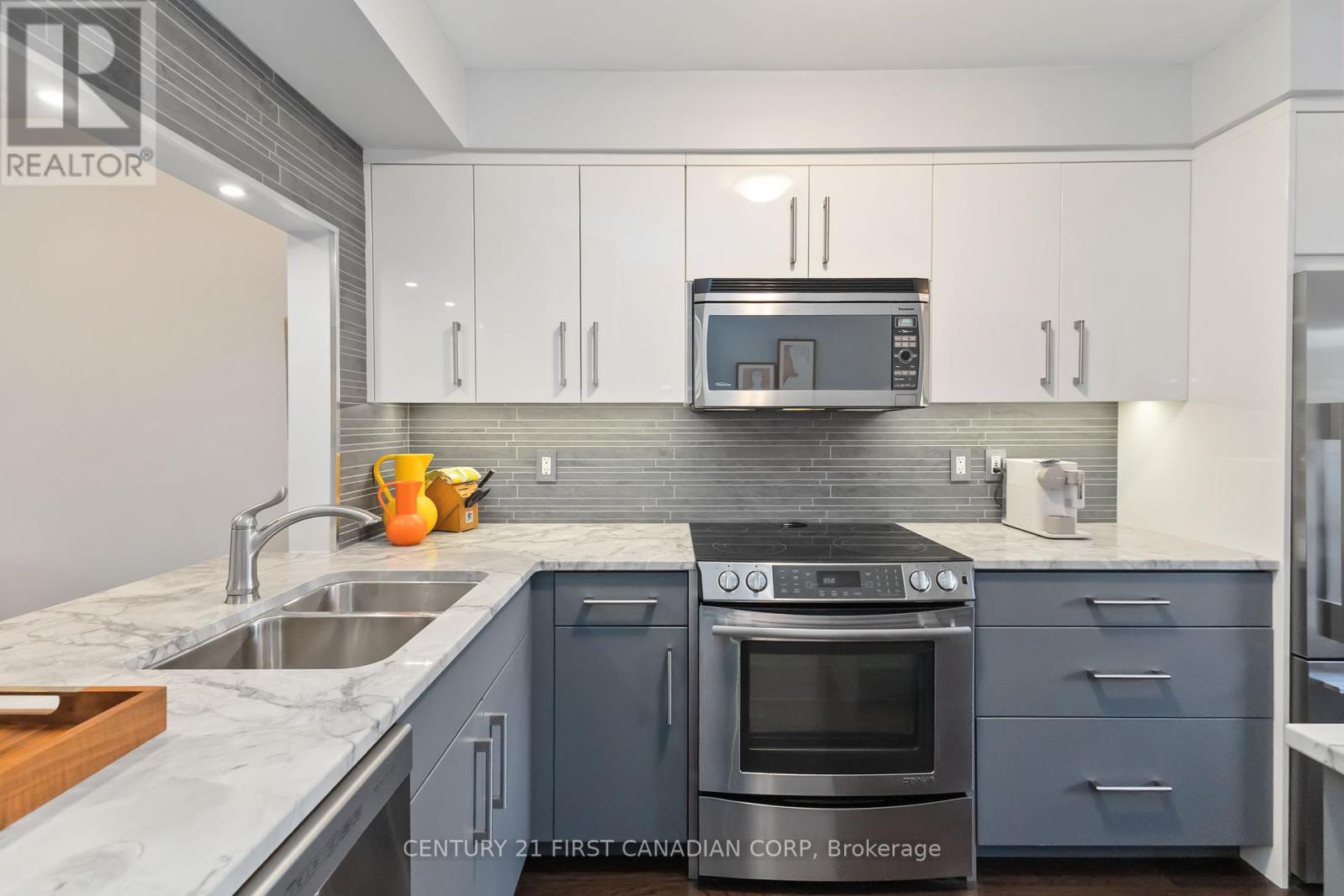 4 - 609 Colborne Street E, London East (East F), Ontario  N6B 2V3 - Photo 3 - X12453531