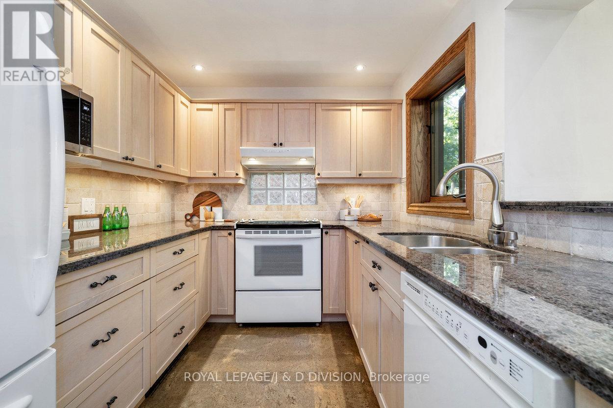 253 Old Forest Hill, Toronto (Forest Hill North), Ontario  M6C 2H5 - Photo 24 - C12453477