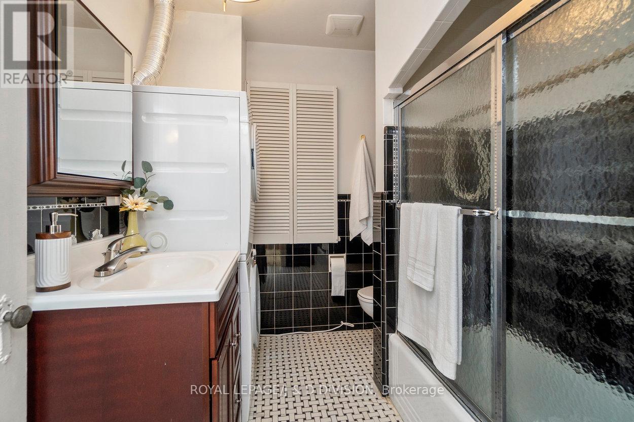 253 Old Forest Hill, Toronto (Forest Hill North), Ontario  M6C 2H5 - Photo 37 - C12453477