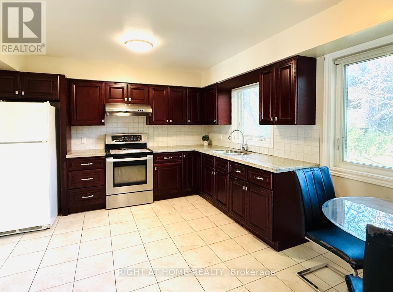 44 Prestwick Crescent, Toronto, Ontario  M2H 1N2 - Photo 4 - C12453502