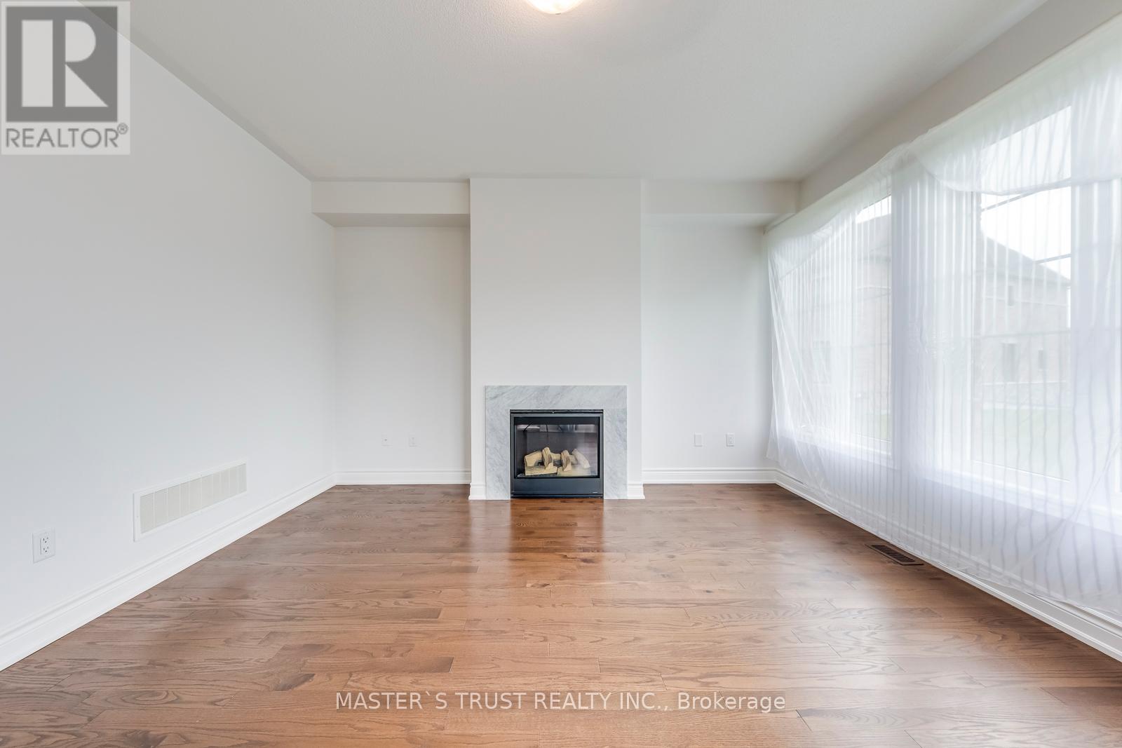 78 Tesla Crescent, East Gwillimbury (Holland Landing), Ontario  L9N 0T3 - Photo 4 - N12453475