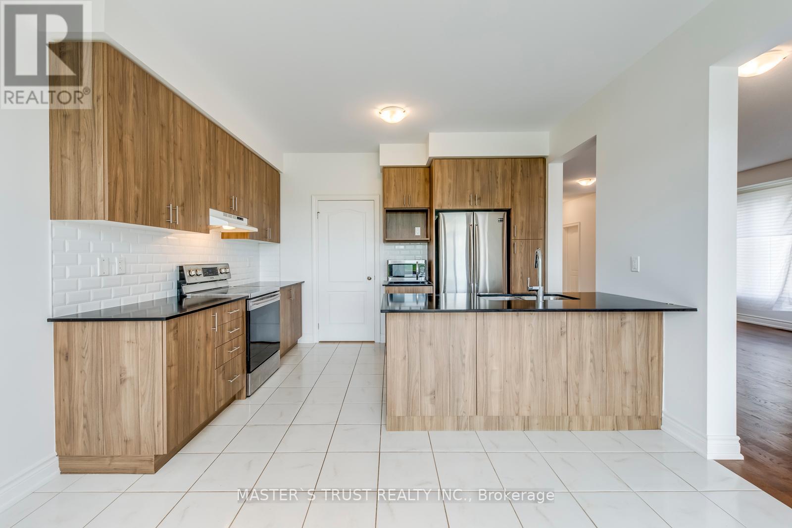 78 Tesla Crescent, East Gwillimbury (Holland Landing), Ontario  L9N 0T3 - Photo 7 - N12453475