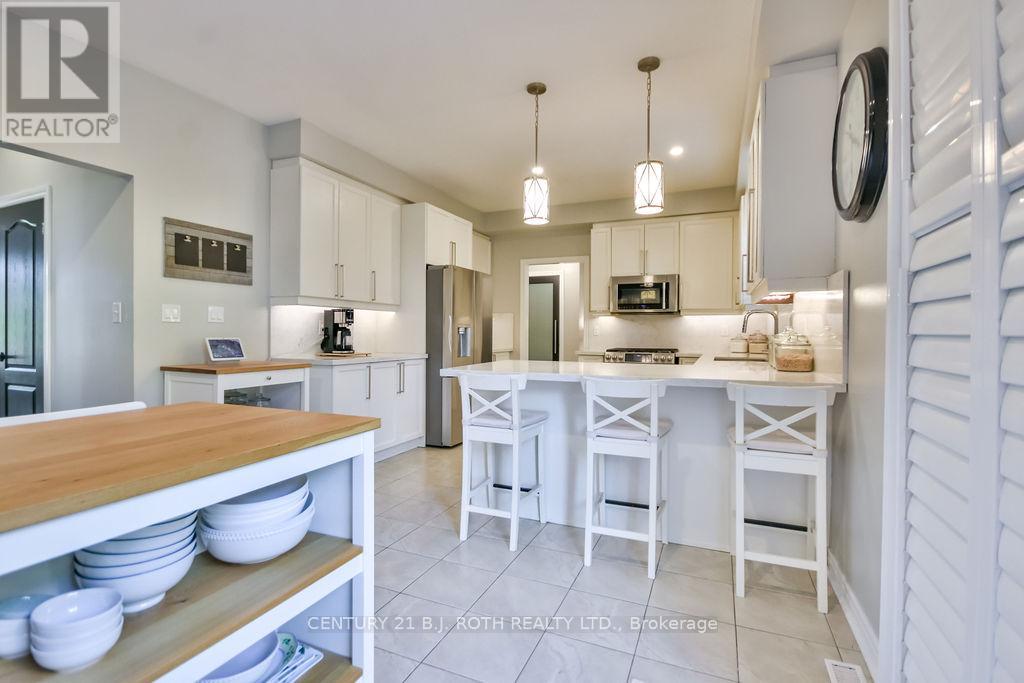 63 The Queensway, Barrie (Innis-Shore), Ontario  L4M 7J3 - Photo 17 - S12453495