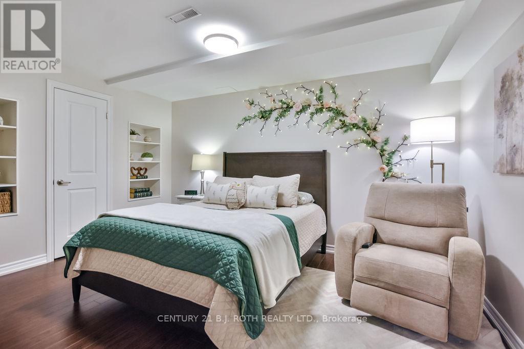 63 The Queensway, Barrie (Innis-Shore), Ontario  L4M 7J3 - Photo 37 - S12453495