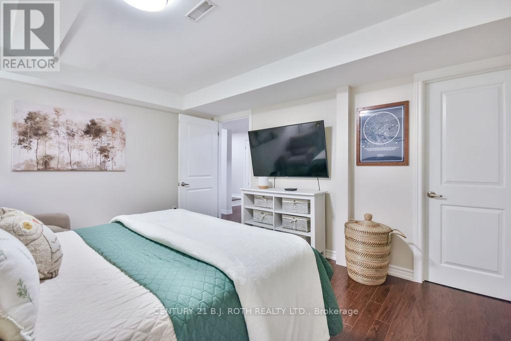 63 The Queensway, Barrie (Innis-Shore), Ontario  L4M 7J3 - Photo 38 - S12453495