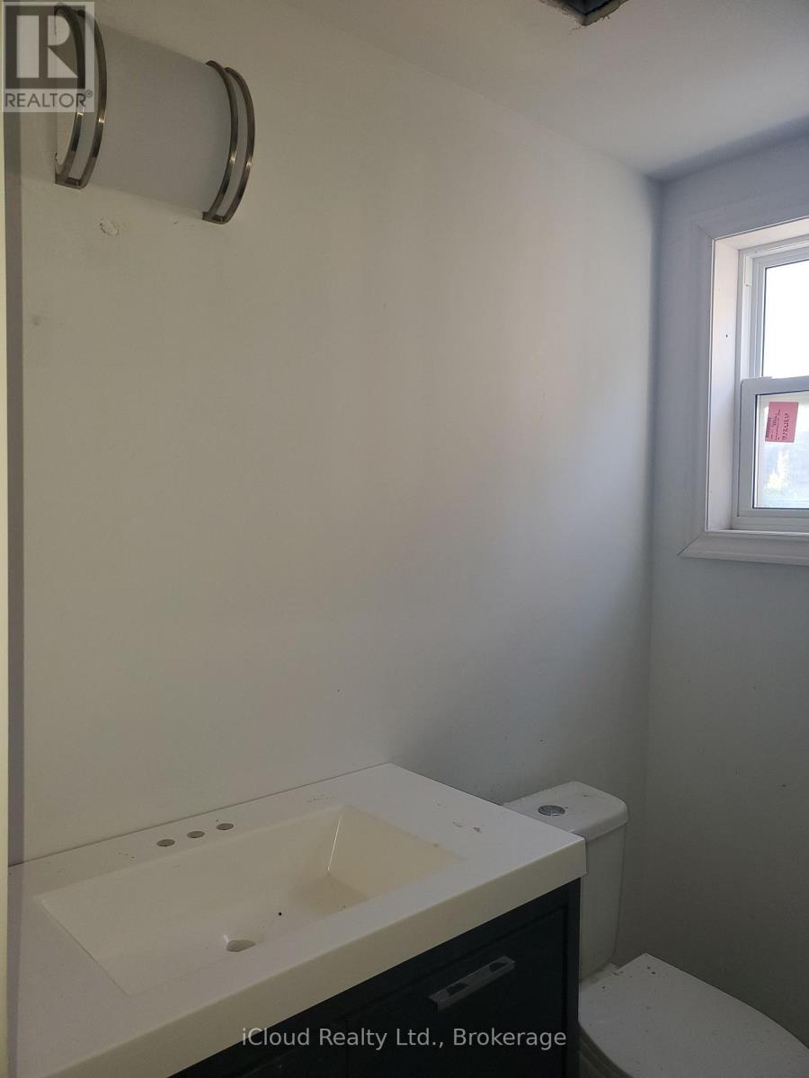 62 Currie Street, St. Catharines (Facer), Ontario  L2M 5M8 - Photo 4 - X12453514