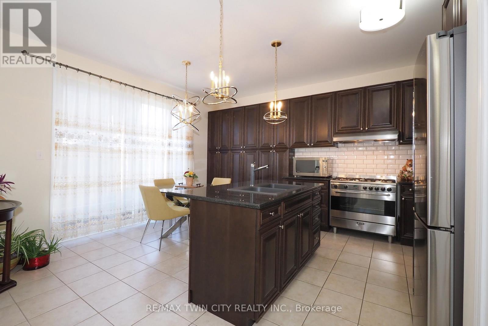 55 Dalton Drive, Cambridge, Ontario  N3C 0E8 - Photo 18 - X12453515