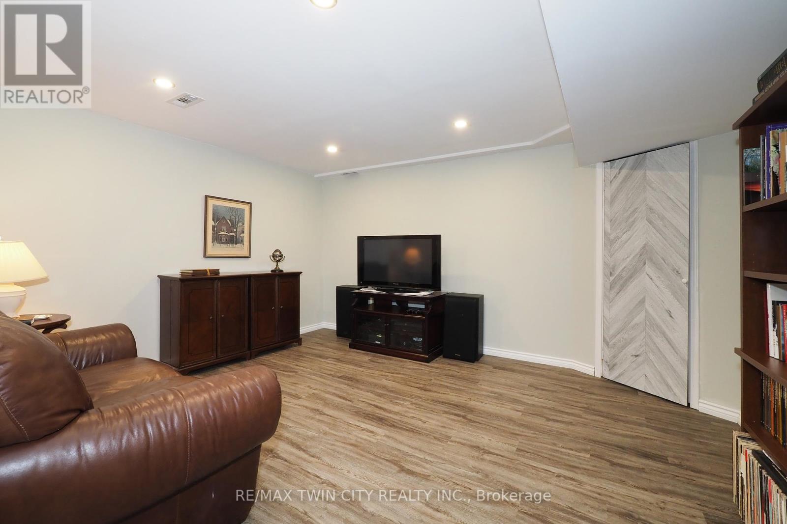 55 Dalton Drive, Cambridge, Ontario  N3C 0E8 - Photo 39 - X12453515