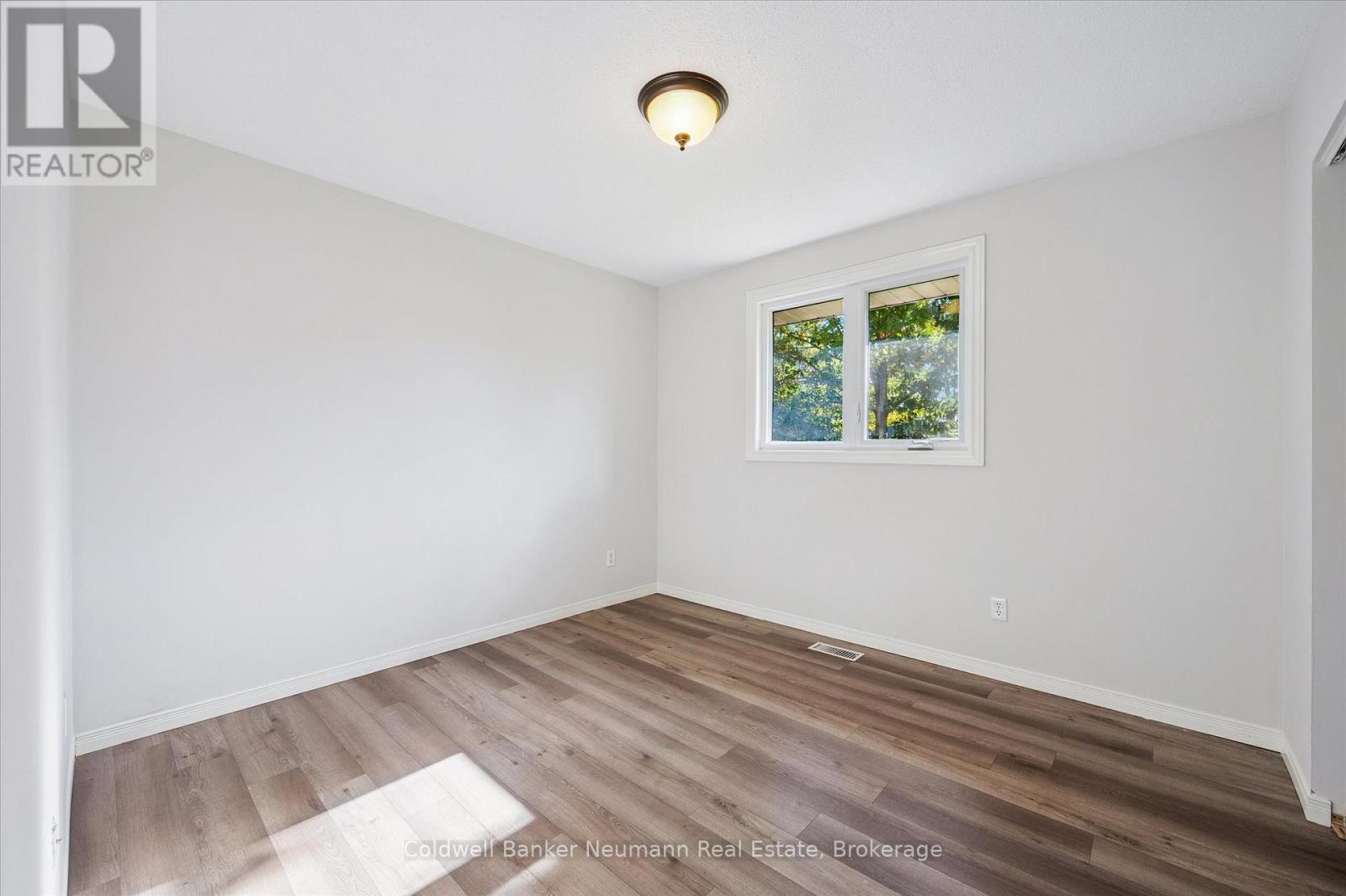 26 Upton Crescent, Guelph (Grange Road), Ontario  N1E 6P3 - Photo 15 - X12453614