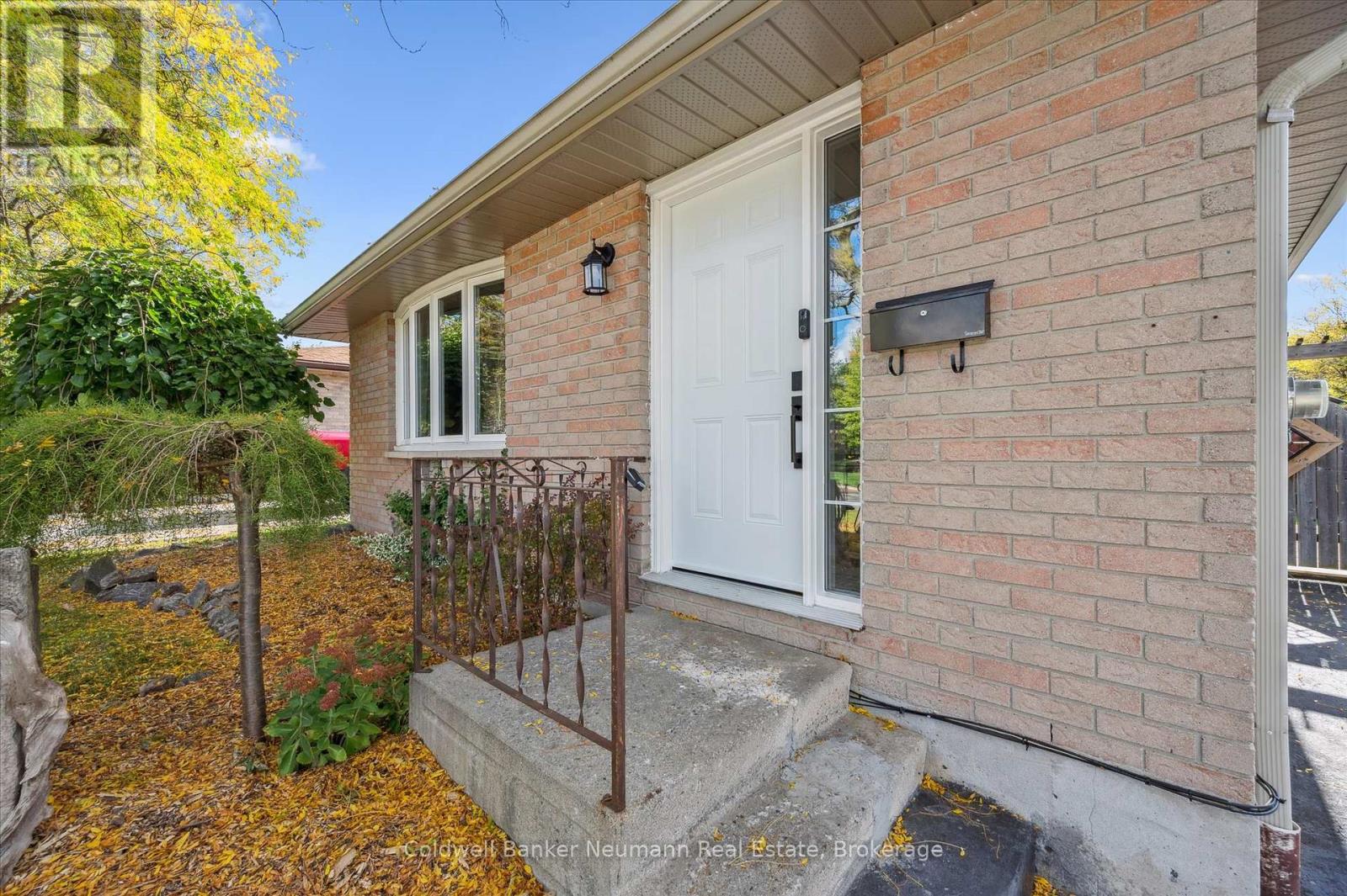 26 Upton Crescent, Guelph (Grange Road), Ontario  N1E 6P3 - Photo 2 - X12453614