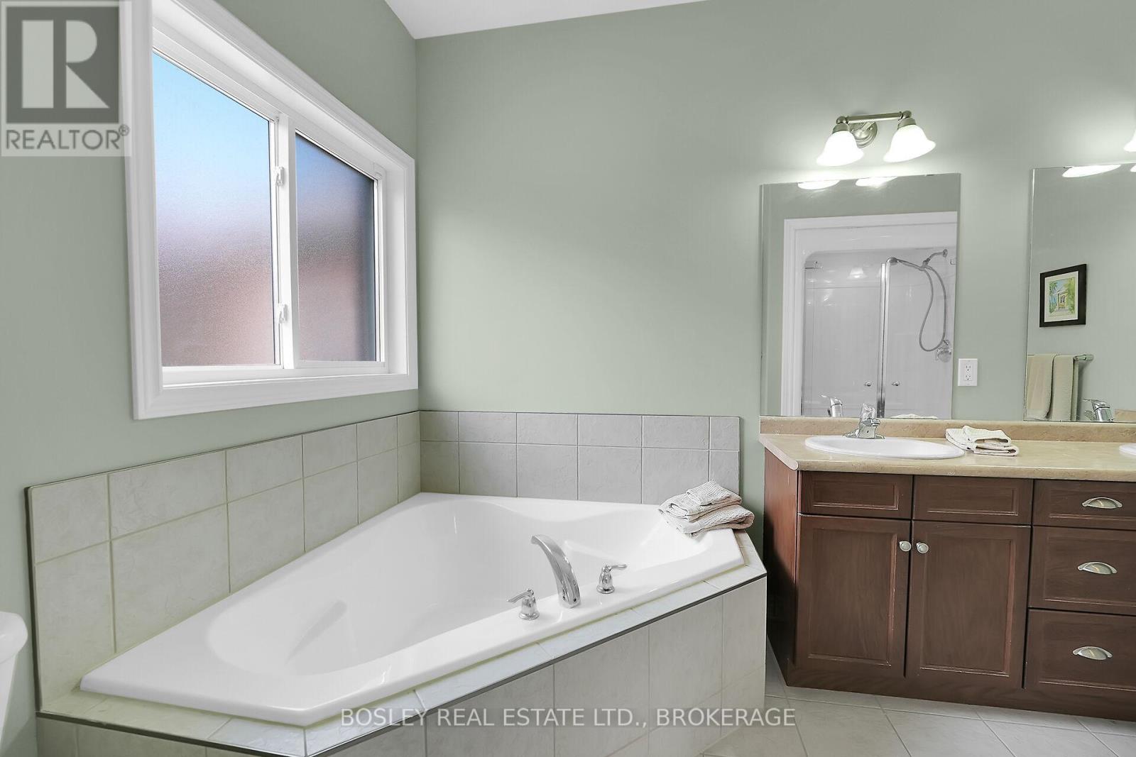 43 Loretta Drive, Niagara-On-The-Lake, Ontario L0S 1T0 - Photo 18 - X12453542