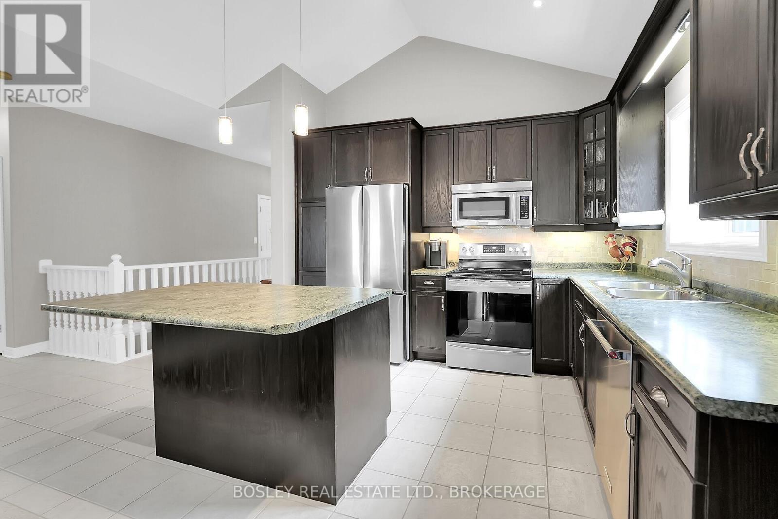 43 Loretta Drive, Niagara-On-The-Lake, Ontario L0S 1T0 - Photo 8 - X12453542