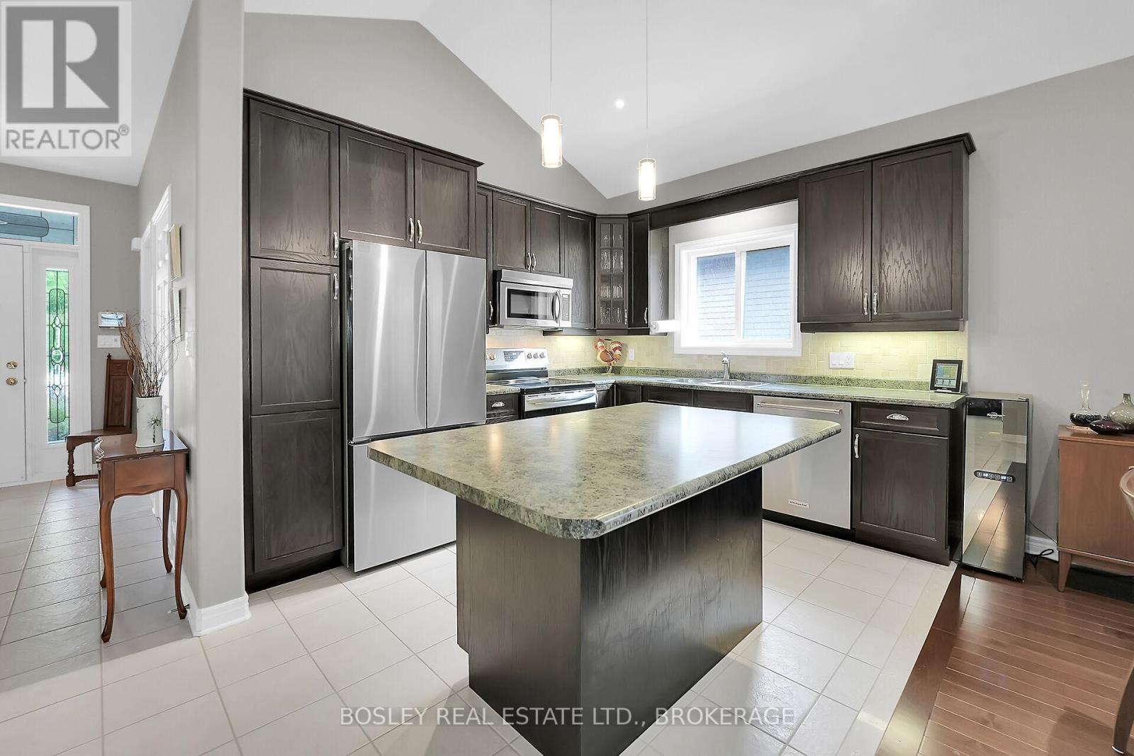 43 Loretta Drive, Niagara-On-The-Lake, Ontario L0S 1T0 - Photo 9 - X12453542