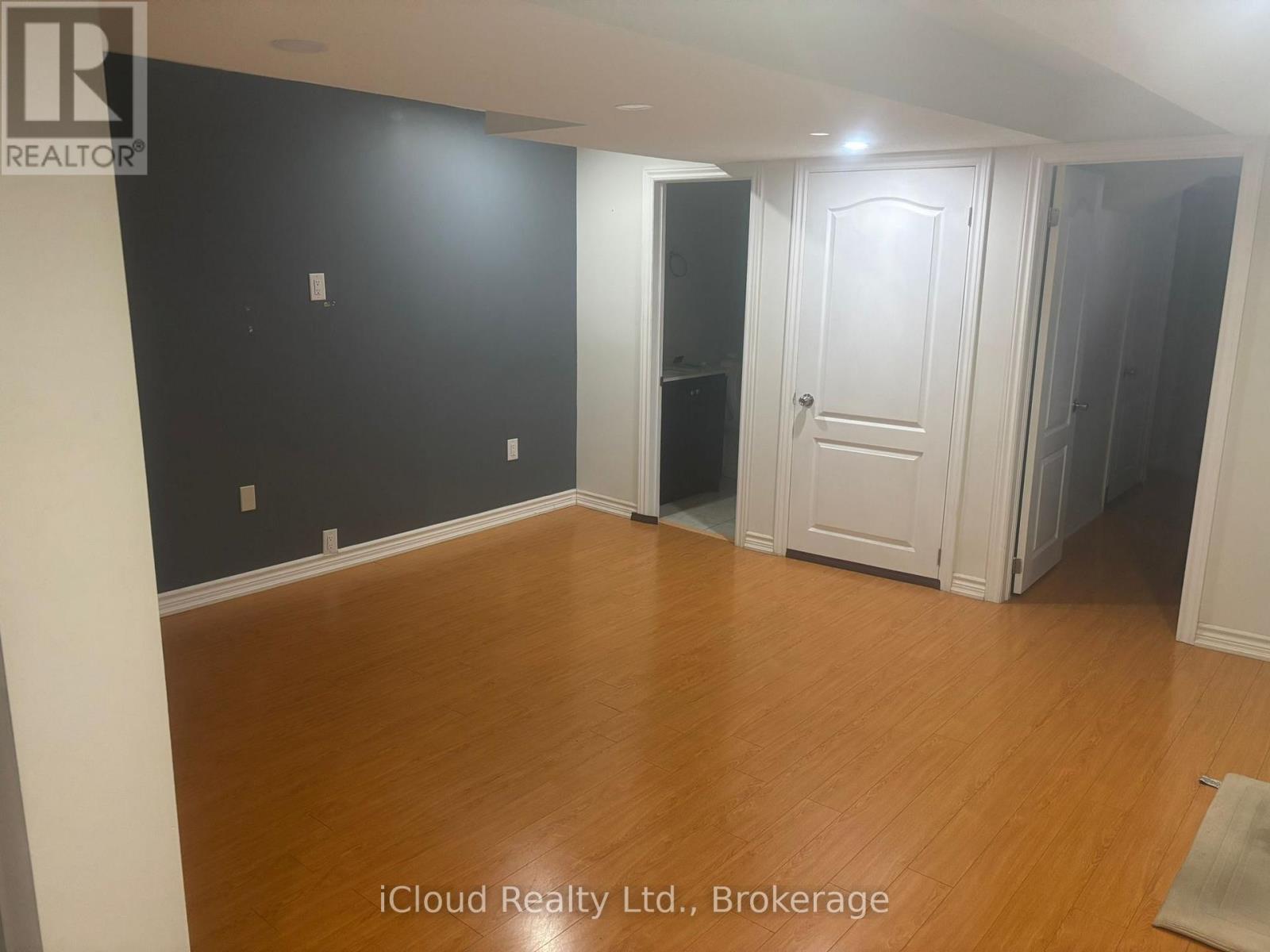 1185 Prestonwood Crescent, Mississauga, Ontario  L5V 2V3 - Photo 2 - W12453169