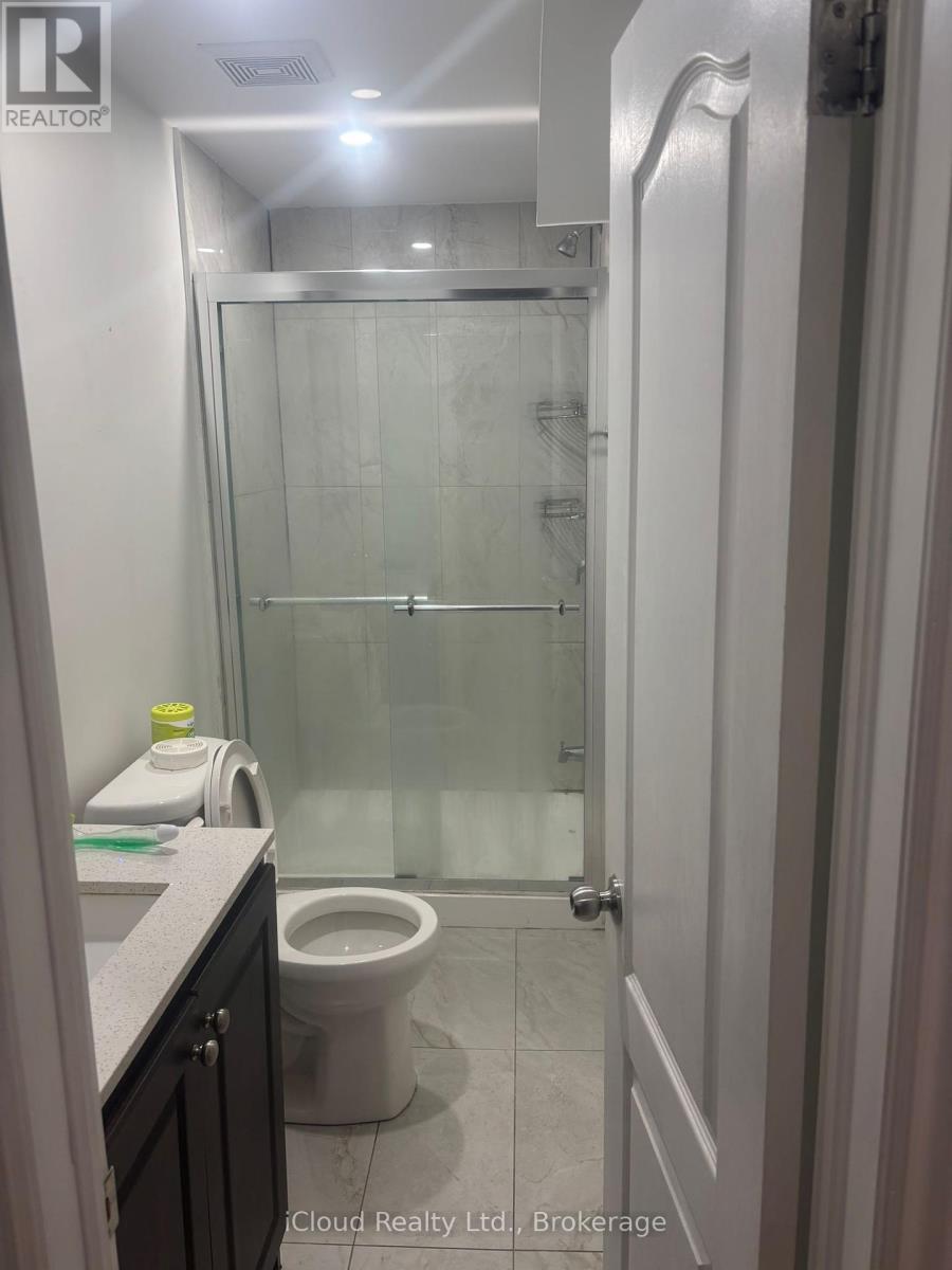 1185 Prestonwood Crescent, Mississauga, Ontario  L5V 2V3 - Photo 3 - W12453169
