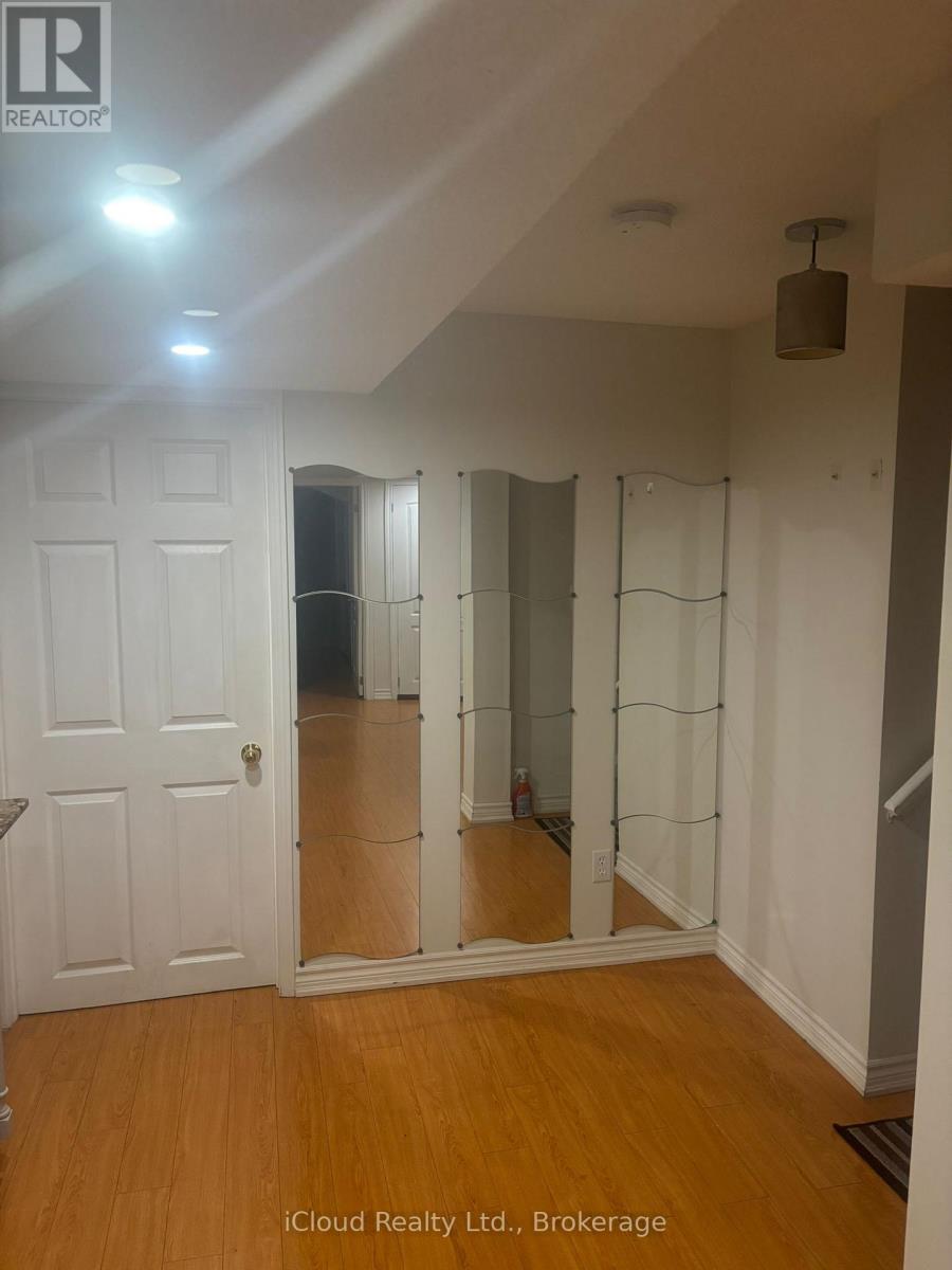 1185 Prestonwood Crescent, Mississauga, Ontario  L5V 2V3 - Photo 4 - W12453169