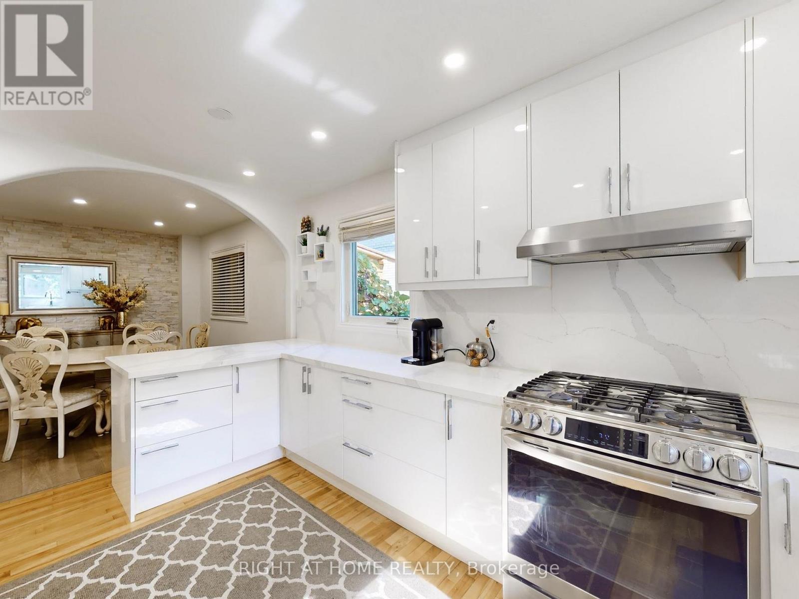 828 Leslie Valley Drive, Newmarket (Huron Heights-Leslie Valley), Ontario  L3Y 7H3 - Photo 12 - N12453600