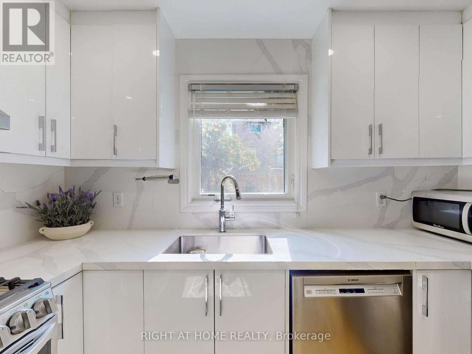 828 Leslie Valley Drive, Newmarket (Huron Heights-Leslie Valley), Ontario  L3Y 7H3 - Photo 14 - N12453600
