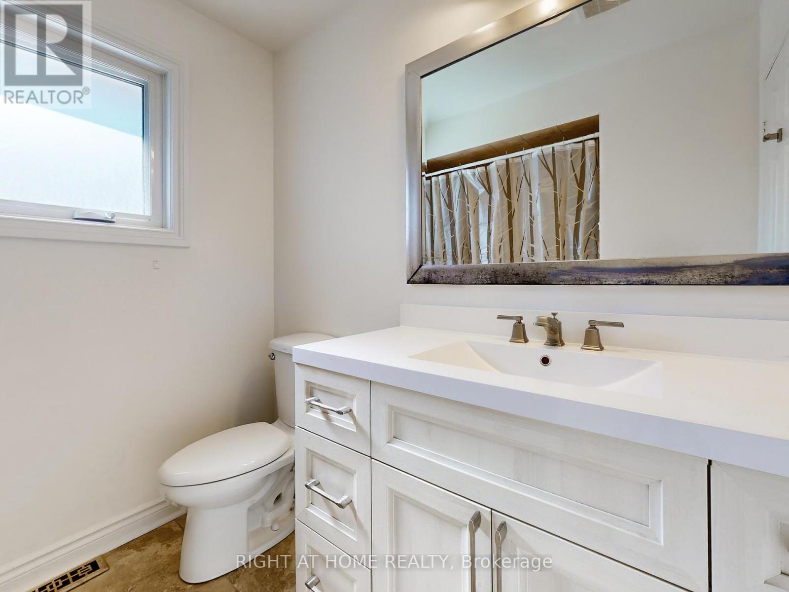 828 Leslie Valley Drive, Newmarket (Huron Heights-Leslie Valley), Ontario  L3Y 7H3 - Photo 28 - N12453600