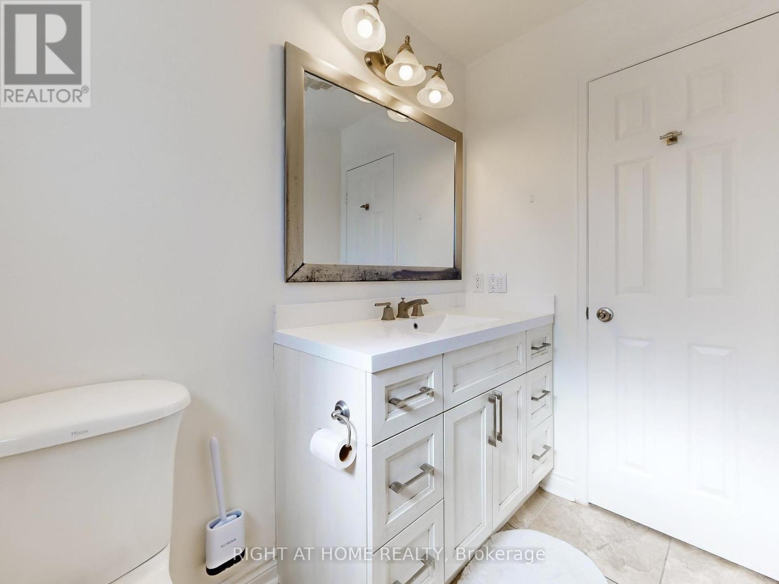 828 Leslie Valley Drive, Newmarket (Huron Heights-Leslie Valley), Ontario  L3Y 7H3 - Photo 29 - N12453600