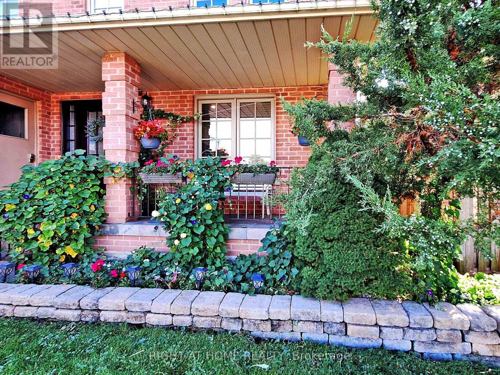 828 Leslie Valley Drive, Newmarket (Huron Heights-Leslie Valley), Ontario  L3Y 7H3 - Photo 3 - N12453600