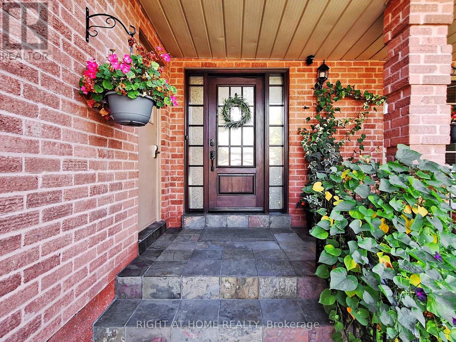 828 Leslie Valley Drive, Newmarket (Huron Heights-Leslie Valley), Ontario  L3Y 7H3 - Photo 4 - N12453600