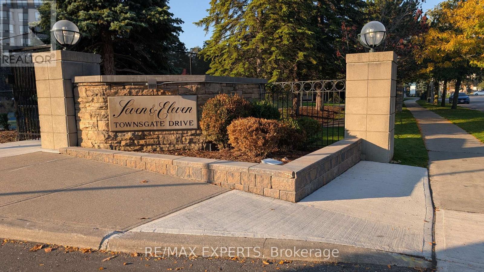 1603 - 7 Townsgate Drive, Vaughan, Ontario  L4J 7Z9 - Photo 2 - N12453581