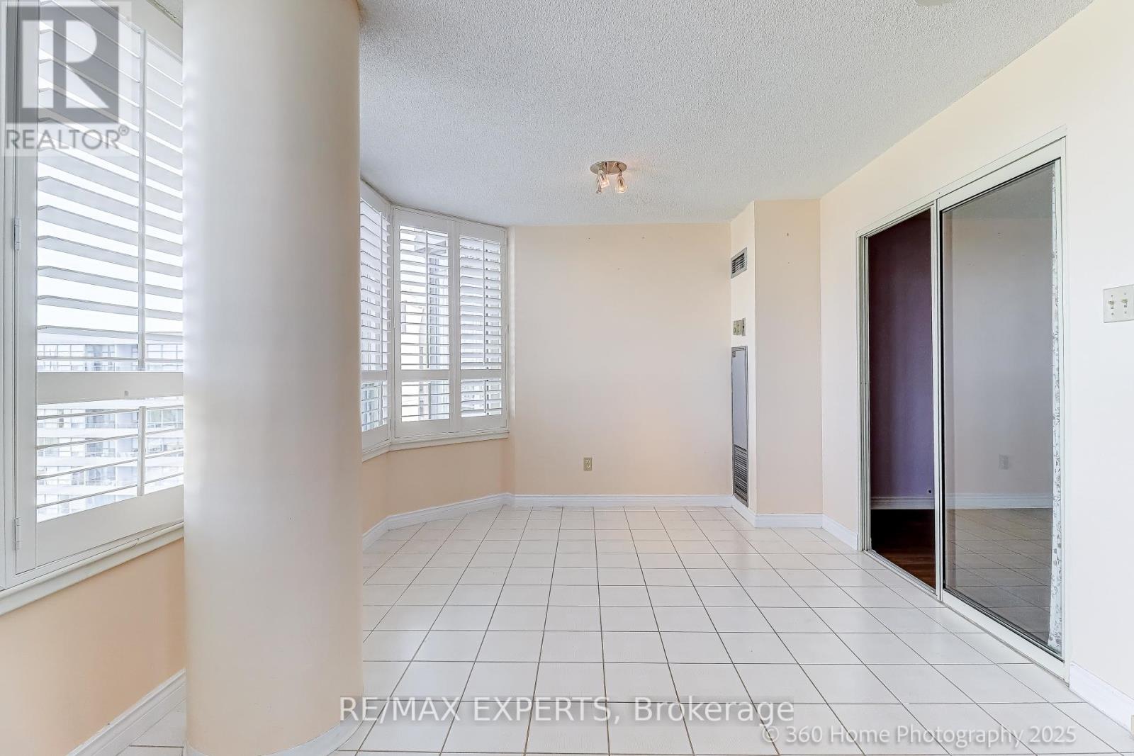 1603 - 7 Townsgate Drive, Vaughan, Ontario  L4J 7Z9 - Photo 12 - N12453581