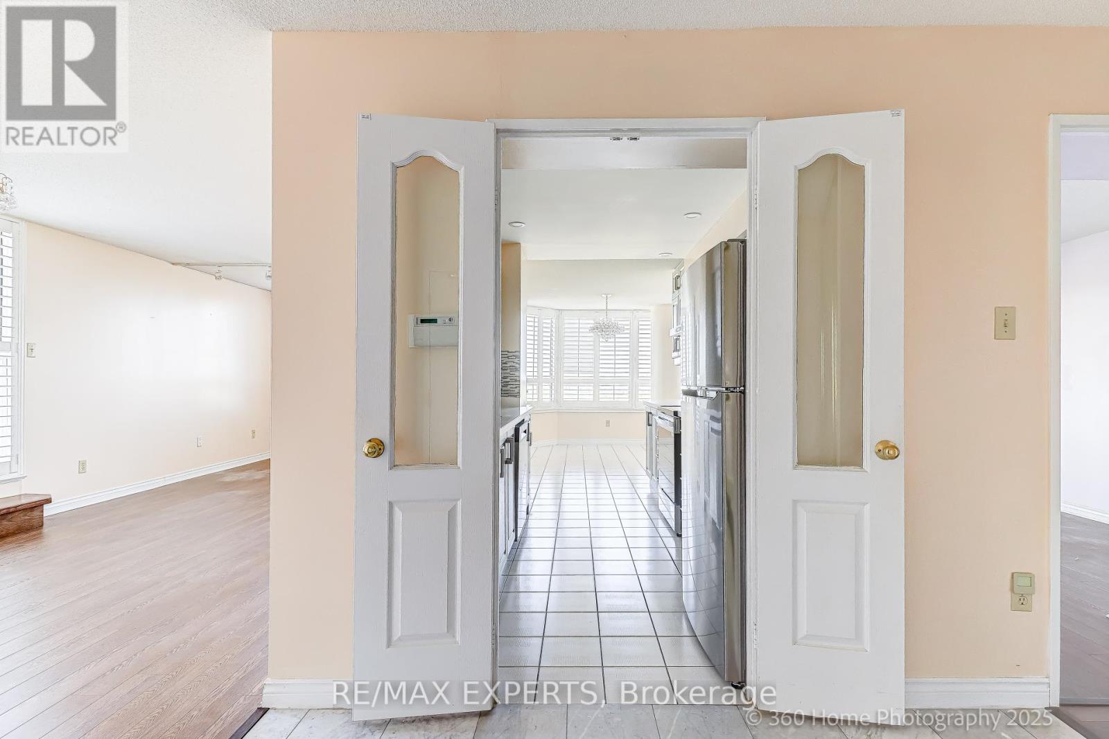 1603 - 7 Townsgate Drive, Vaughan, Ontario  L4J 7Z9 - Photo 4 - N12453581
