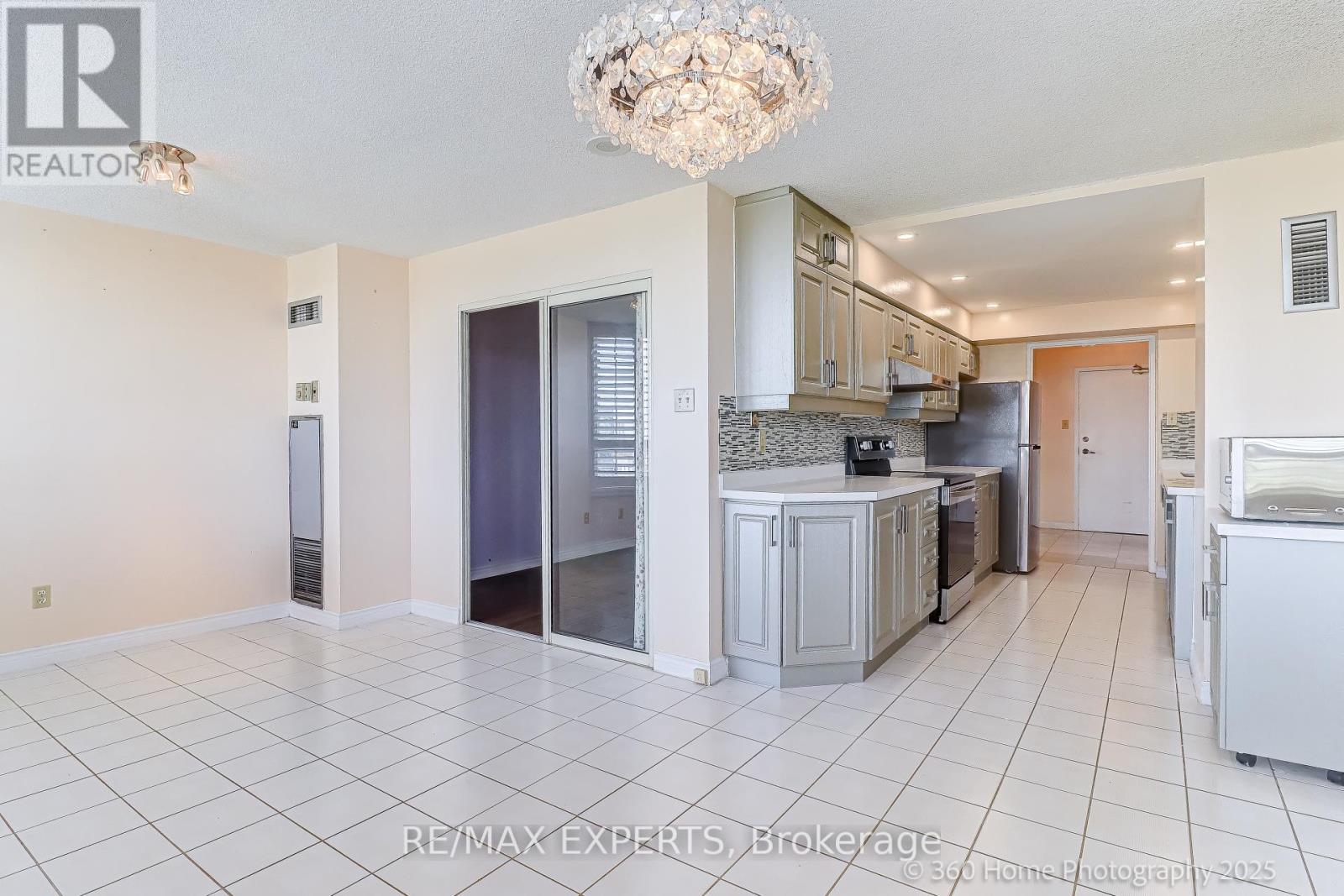 1603 - 7 Townsgate Drive, Vaughan, Ontario  L4J 7Z9 - Photo 9 - N12453581