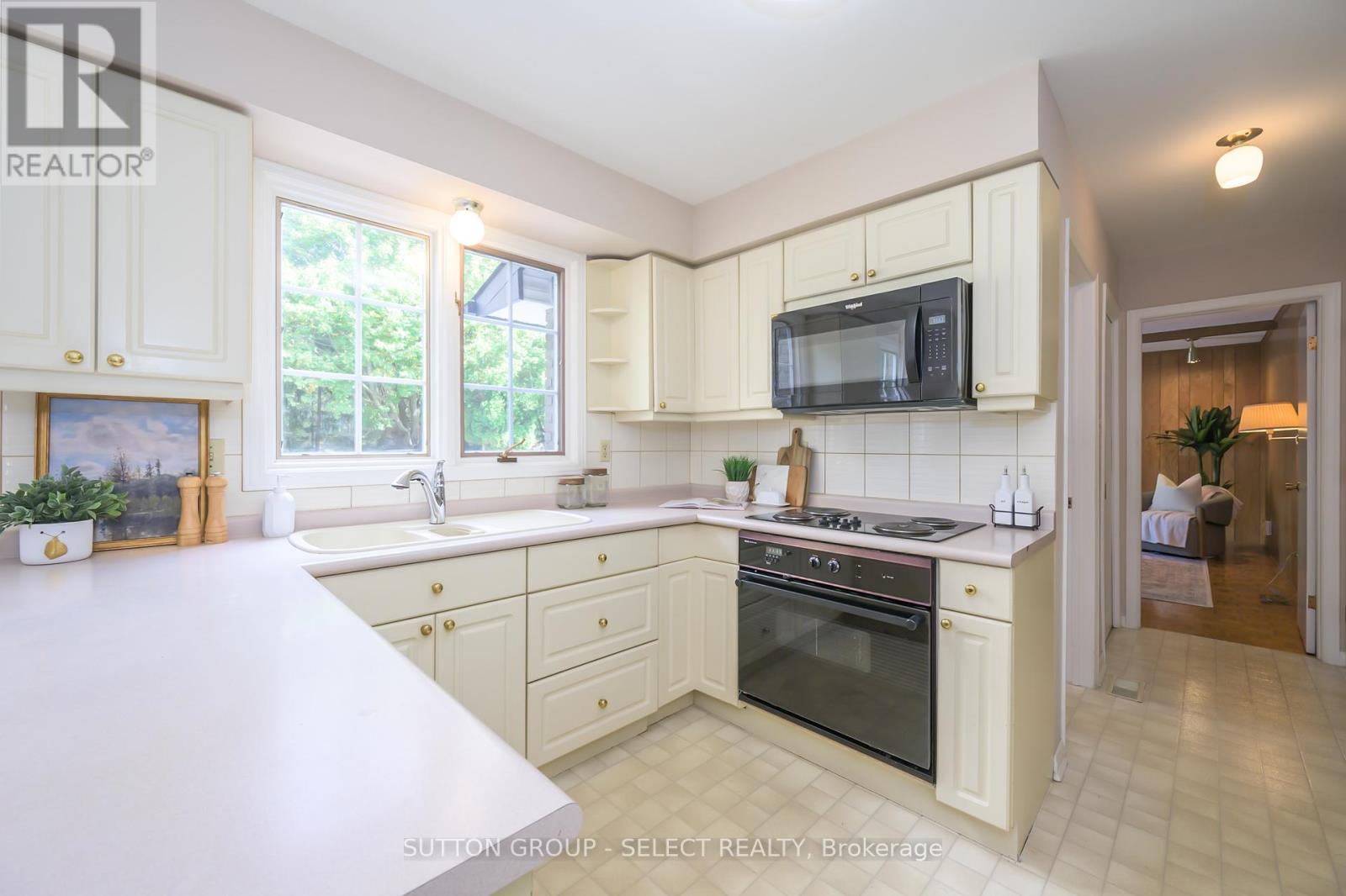 77 Hampton Court, London North, Ontario  N6H 2P3 - Photo 32 - X12453685