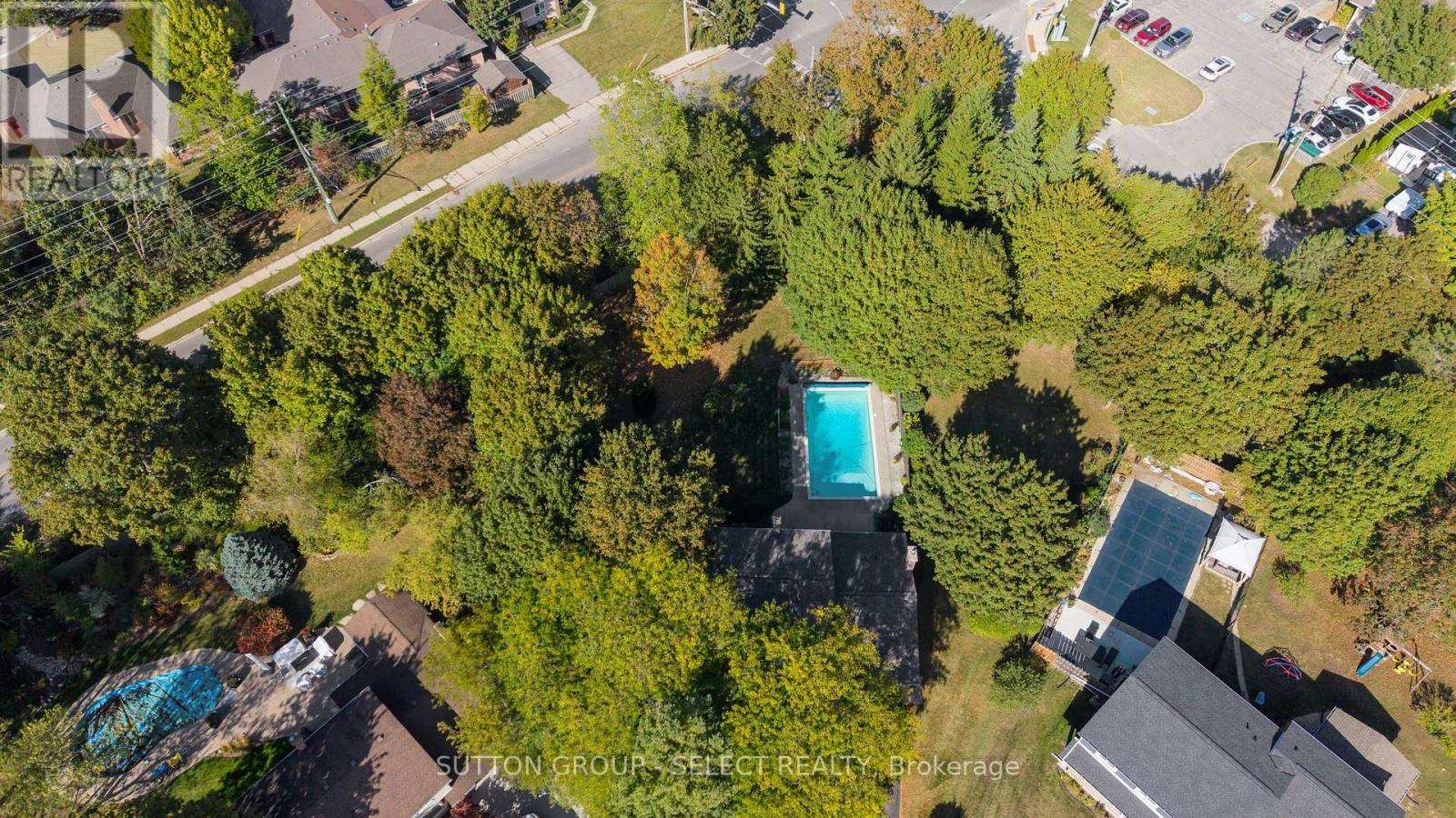 77 Hampton Court, London North, Ontario  N6H 2P3 - Photo 5 - X12453685