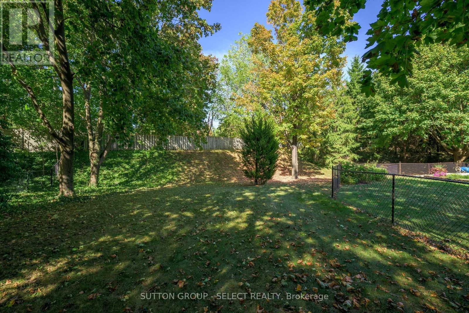 77 Hampton Court, London North, Ontario  N6H 2P3 - Photo 8 - X12453685