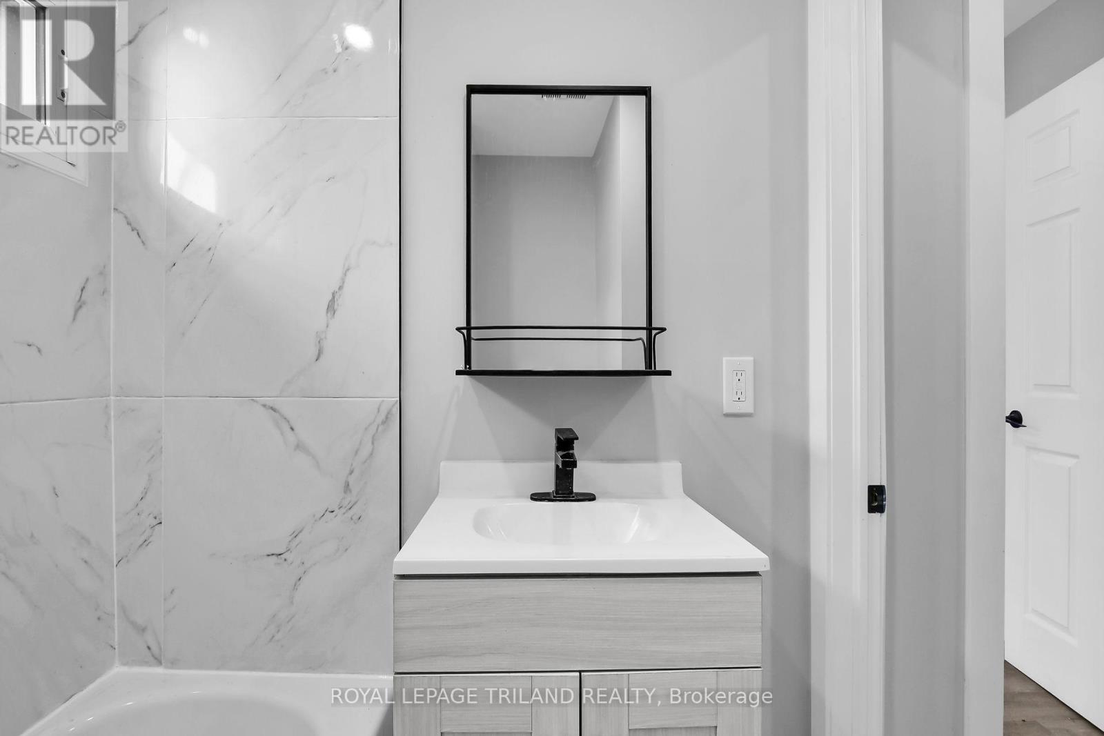 11 Scott Street, St. Thomas, Ontario  N5P 1K1 - Photo 17 - X12453823