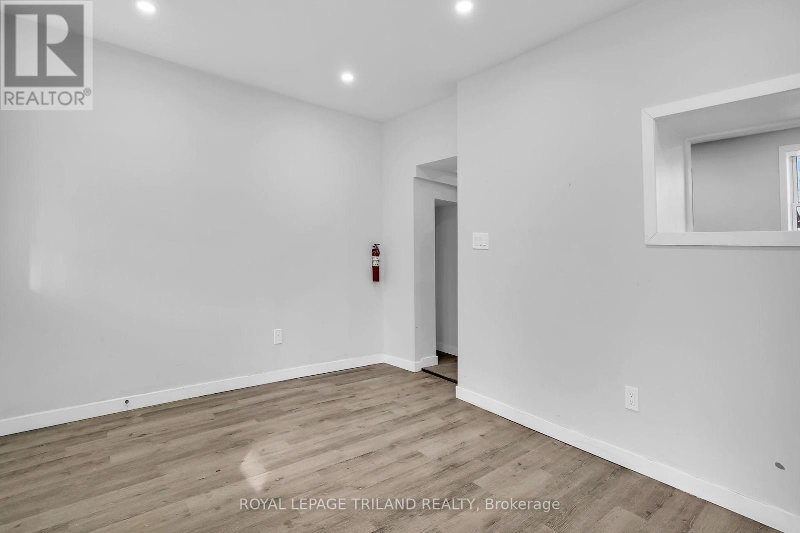 11 Scott Street, St. Thomas, Ontario  N5P 1K1 - Photo 3 - X12453823