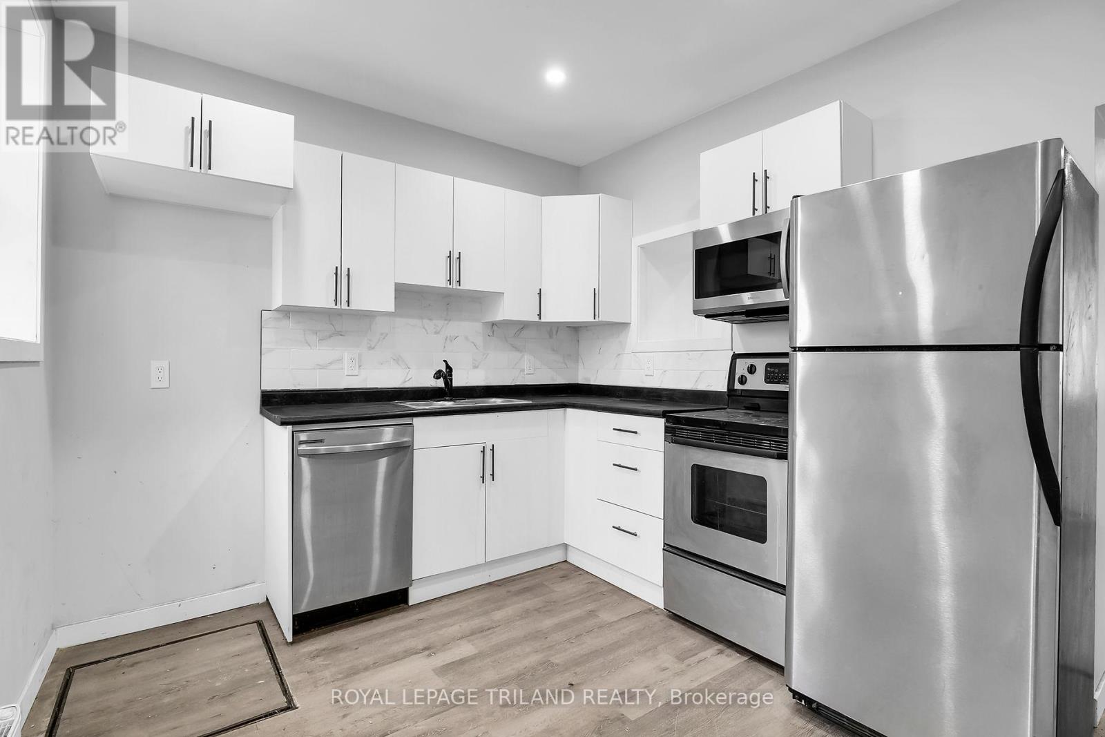 11 Scott Street, St. Thomas, Ontario  N5P 1K1 - Photo 4 - X12453823