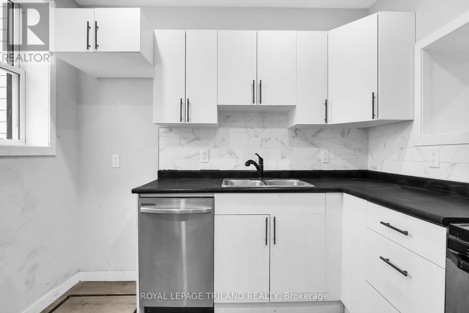 11 Scott Street, St. Thomas, Ontario  N5P 1K1 - Photo 5 - X12453823