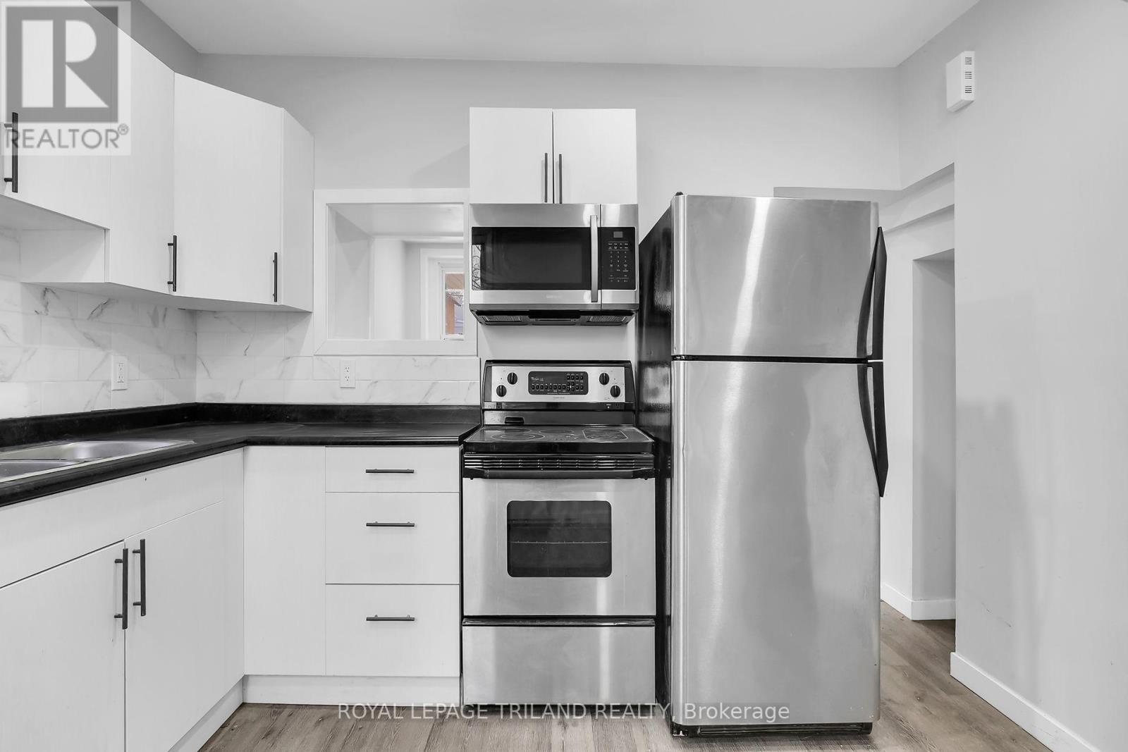 11 Scott Street, St. Thomas, Ontario  N5P 1K1 - Photo 6 - X12453823