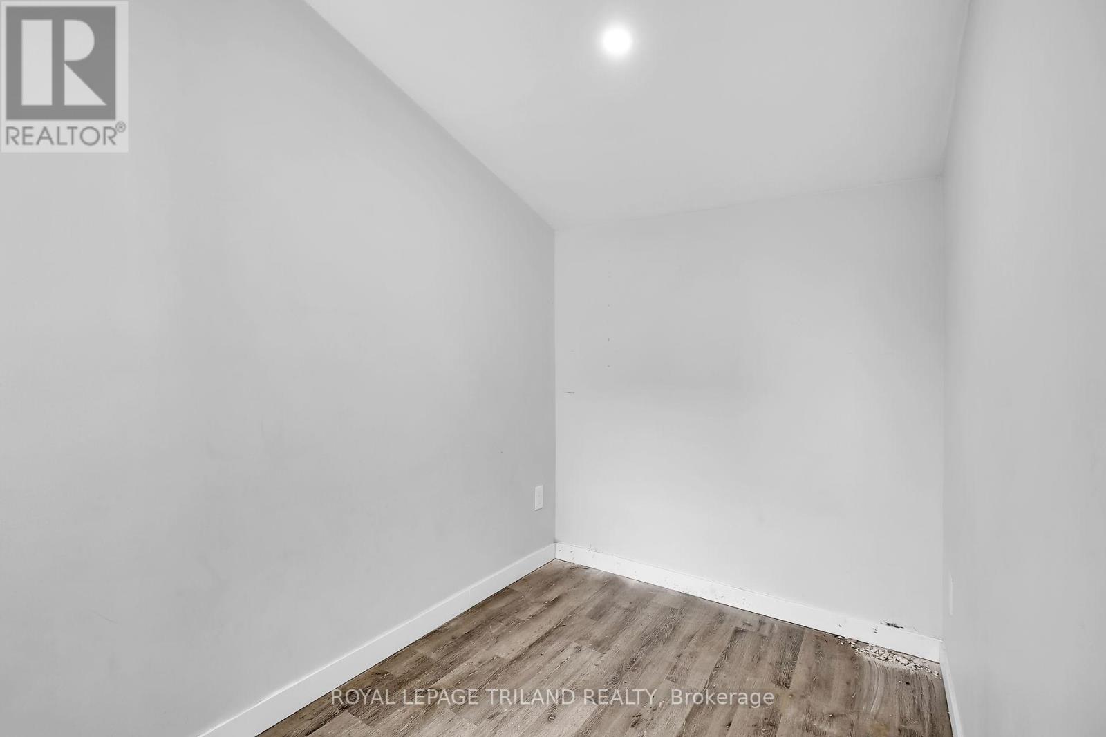 11 Scott Street, St. Thomas, Ontario  N5P 1K1 - Photo 7 - X12453823
