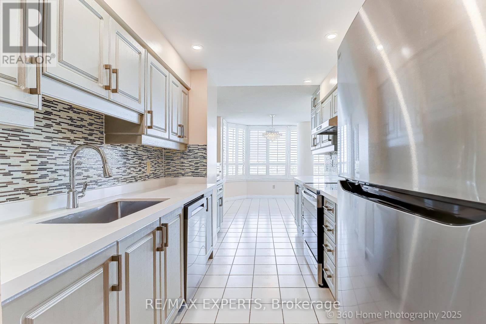 1603 - 7 Townsgate Drive, Vaughan, Ontario  L4J 7Z9 - Photo 3 - N12453581